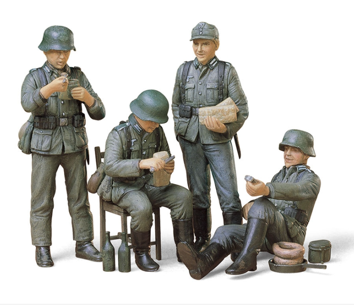 German Soldiers at Rest 1/35