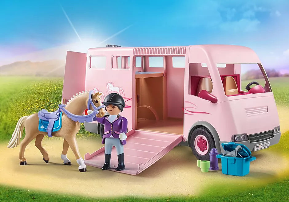 Country Horse Transporter with Trainer