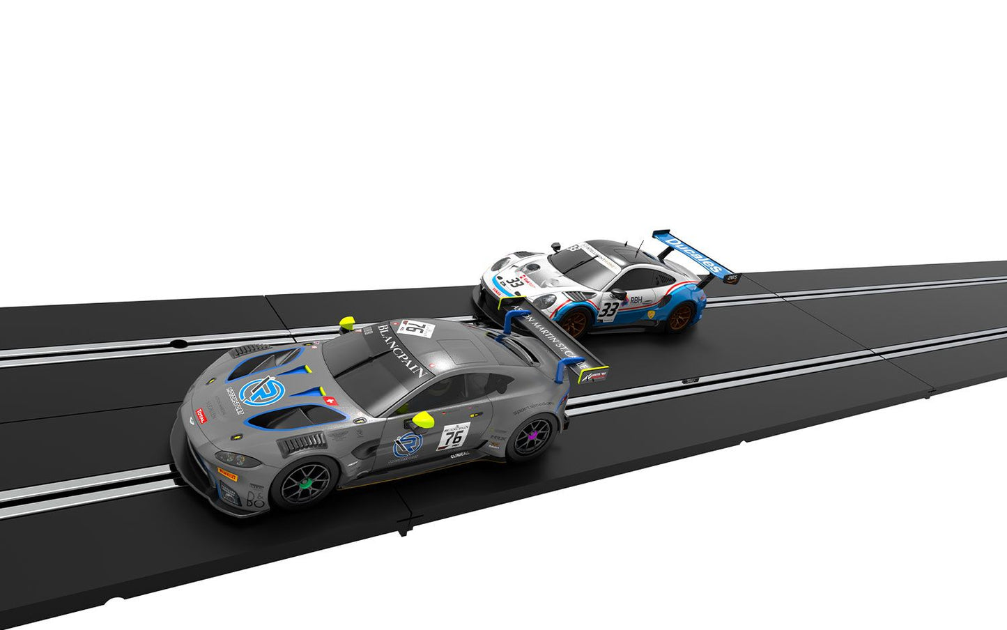 World GT - Aston Martin Vantage GT3 vs Porsche 911 GT3 R