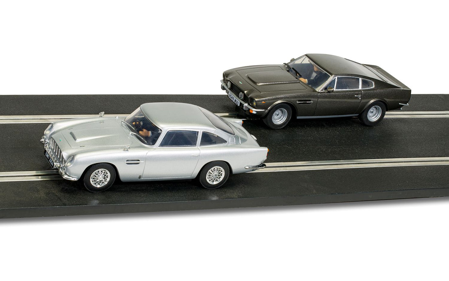 James Bond 007 - Aston Martin DB5 vs Aston Martin V8